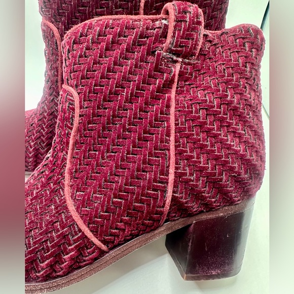 Laurence Dacade
Nikki Woven Velvet 50mm Booties Burgundy Red sz 39 - Picture 6 of 12